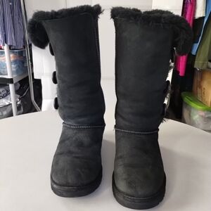 UGG Bailey Triple Button Women's Black Winter Boots SZ 8 Soft Cozy Comfy Classic